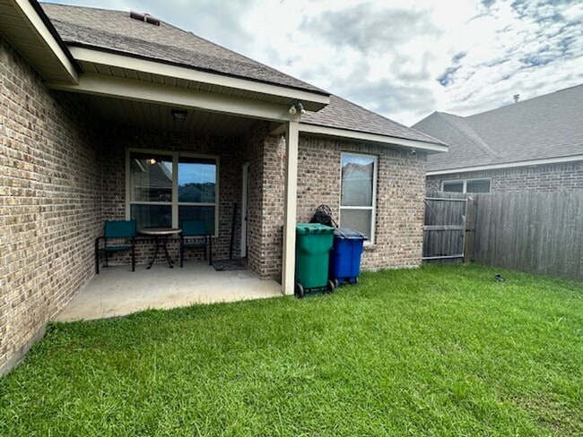 Building Photo - 3 bed 2 bath