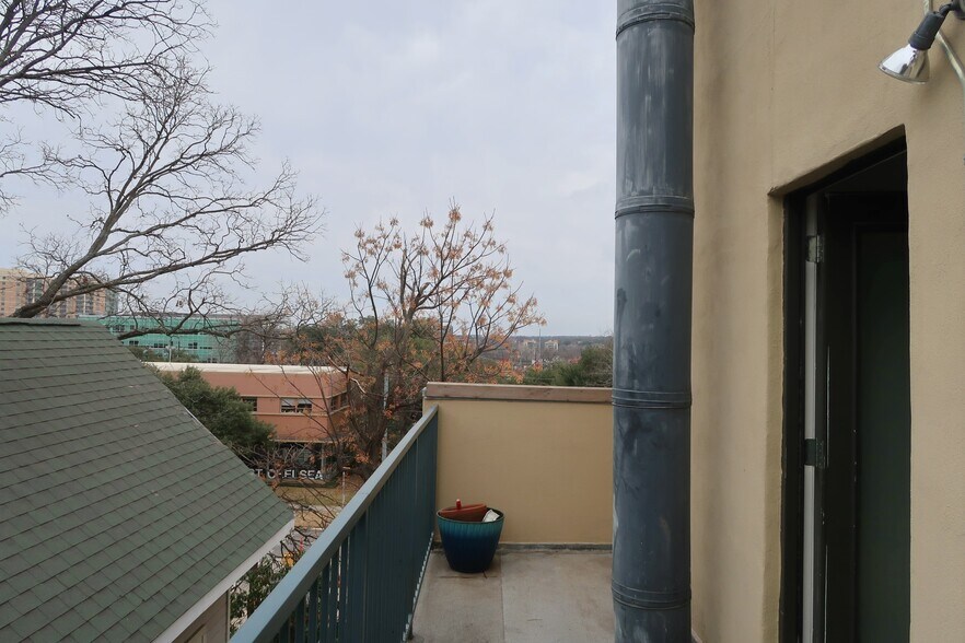 Building Photo - 1106 W 6th St