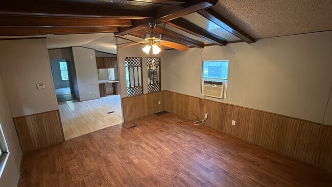 Building Photo - 2034 Meadows Rd