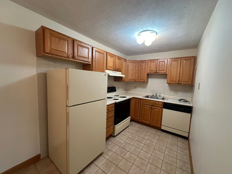 Primary Photo - 282 Grove St