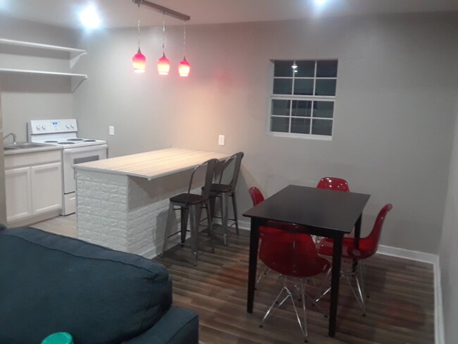 Building Photo - 604 1/2 W King Ave