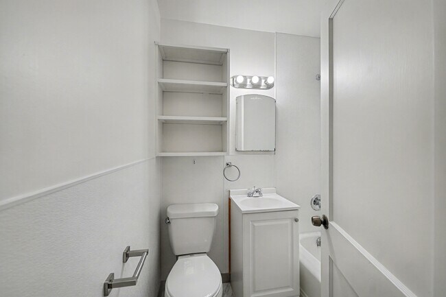 Building Photo - 620 Strong St