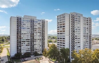 Building Photo - 1 bedroom studio high-rise condo