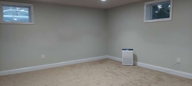 Building Photo - "Expansive 5-Bedroom Haven with Dual Kitch...