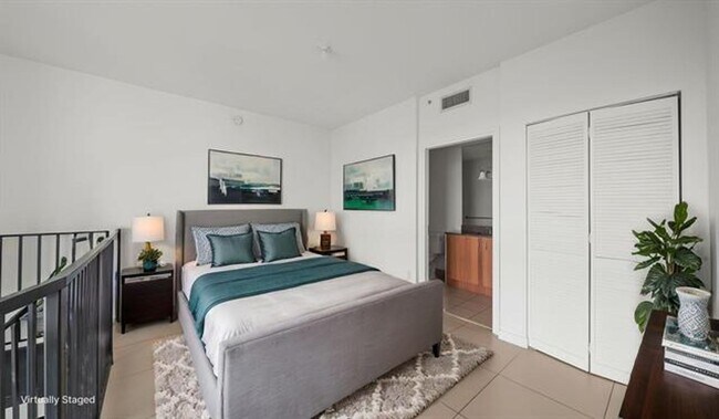 Building Photo - 300 S Biscayne Blvd