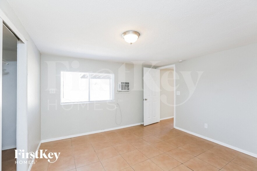 Building Photo - 5214 S 44th Pl