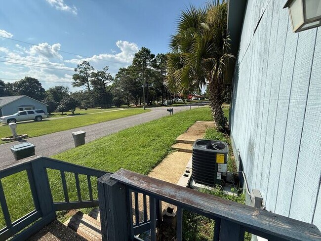 Building Photo - Pensacola - Ferry Pass - 2 bedroom, 1 bathroom - lawn care included