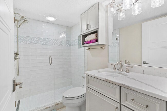 Building Photo - 33 Comares Ave