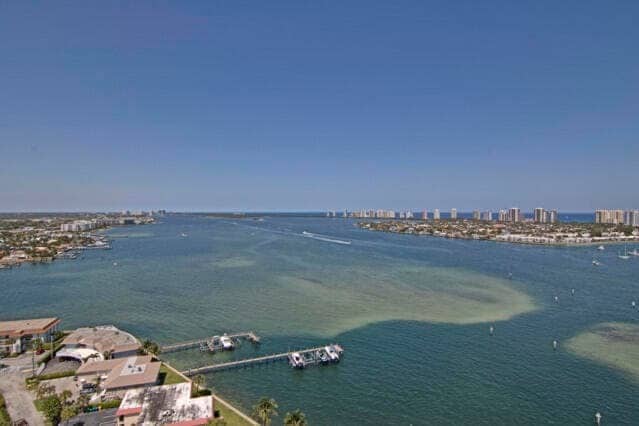 Building Photo - 2650 Lake Shore Dr