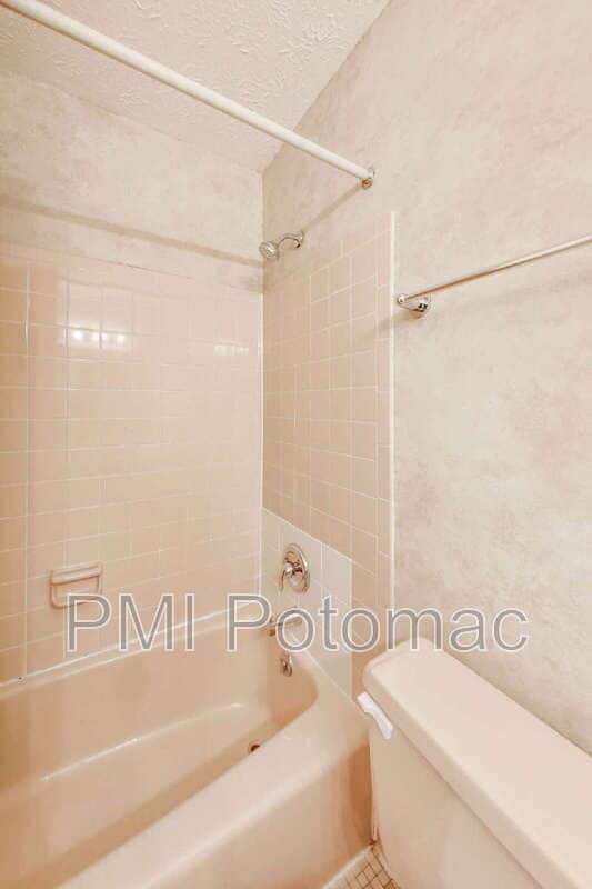 Building Photo - 1718 Crestview Dr