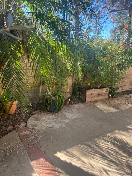 Building Photo - 5018 Evanwood Ave