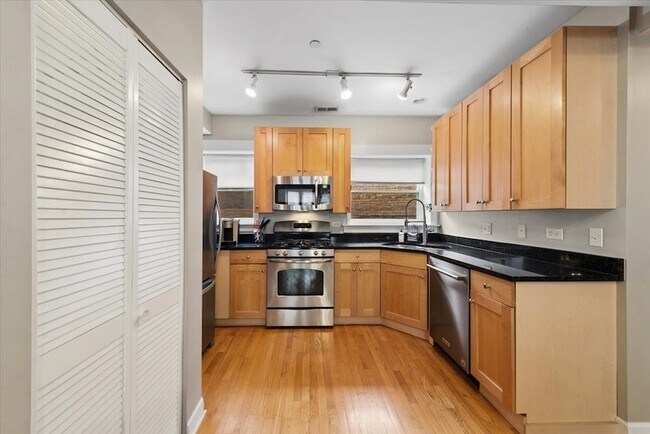 Building Photo - 2541 Prairie Ave