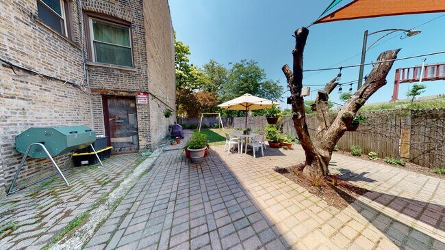 Building Photo - 3057 N Troy St