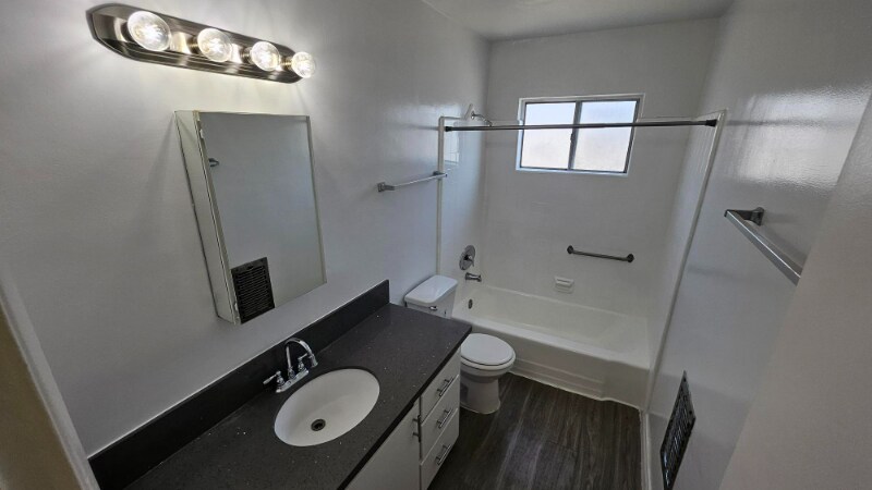 Building Photo - 545 Hayworth Ave
