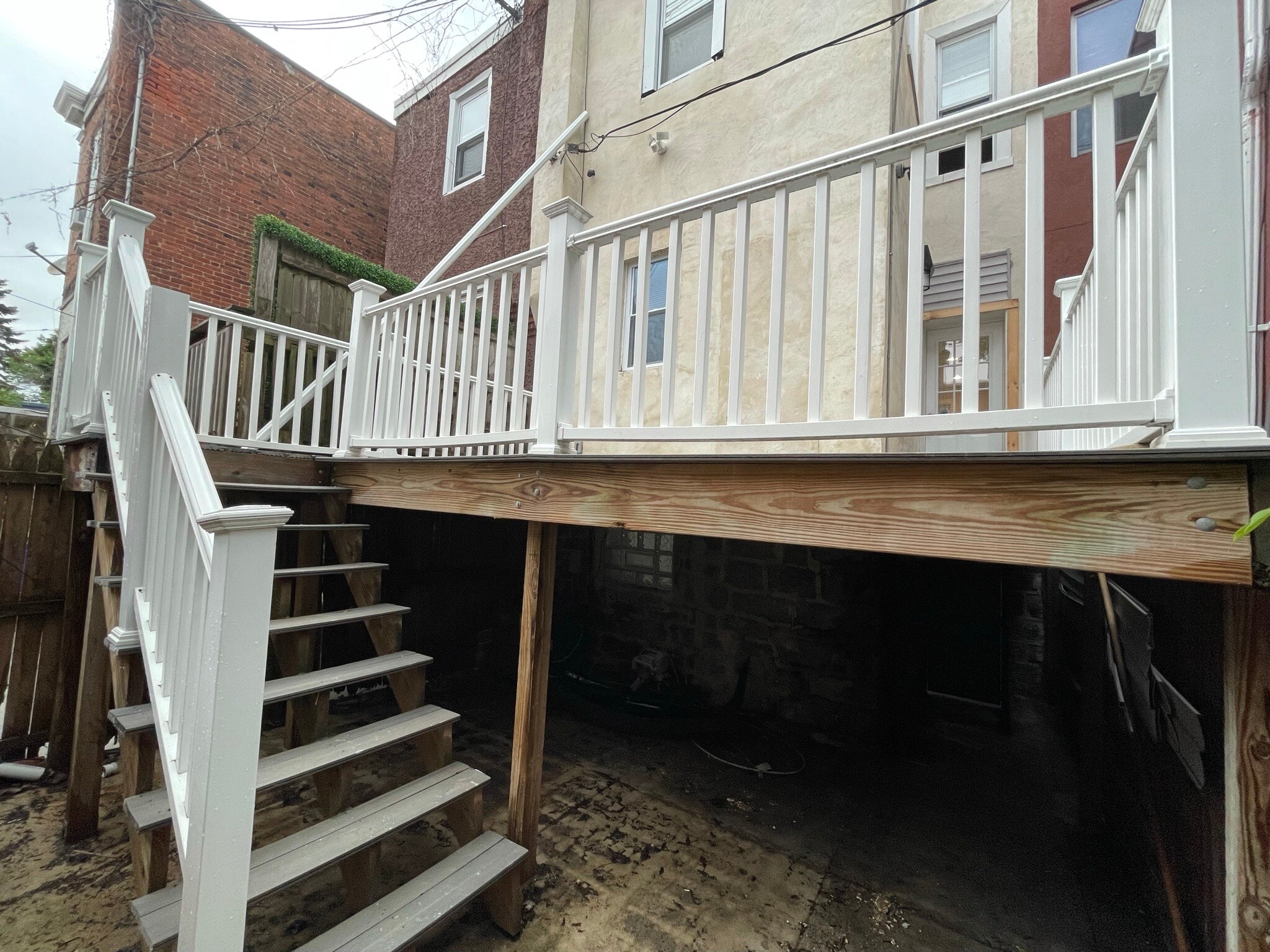 Building Photo - 902 S Yewdall St