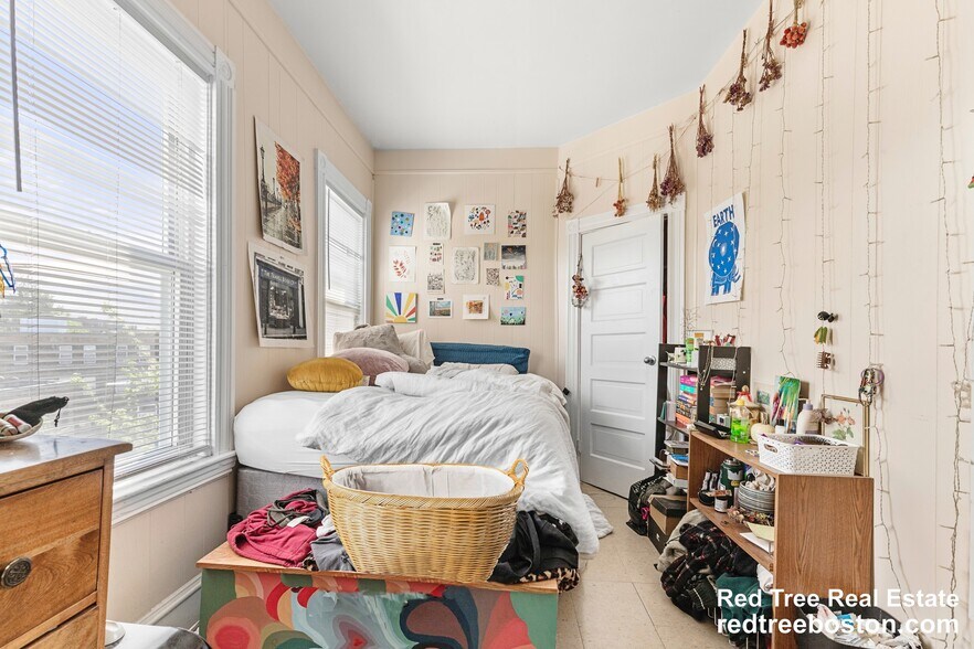 Building Photo - 175 River St