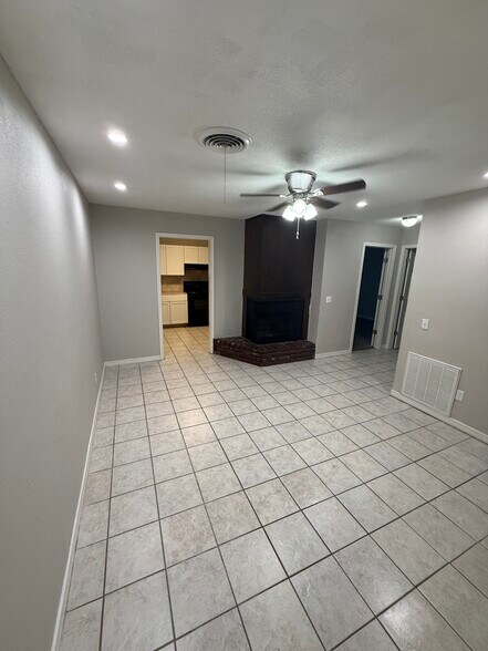 Building Photo - 823 Hardy Springs Cir