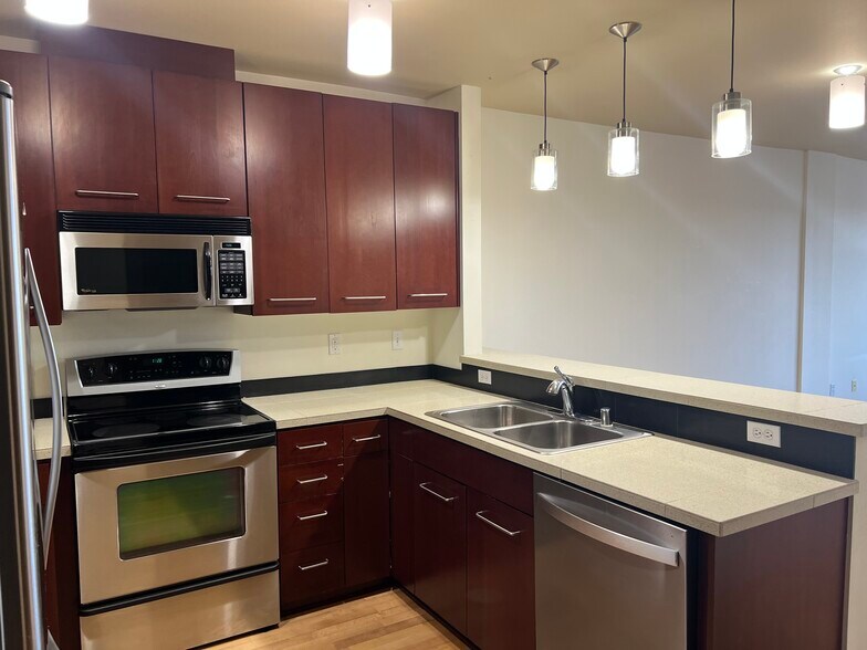 Plenty of storage - 655 Crockett St