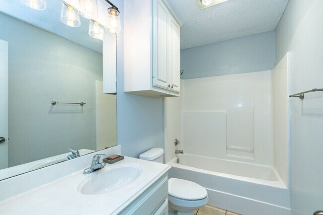 Building Photo - Beautifully remodeled 2/2/2 in very upscal...