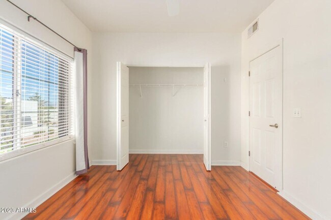 Building Photo - Amazing Townhome in Gated Community!