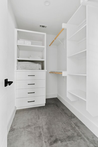 Building Photo - 2102 Falcon Hill Dr