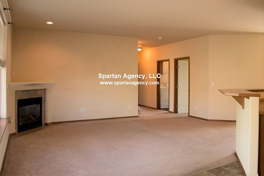 Building Photo - 912 Grinnell Ave SW