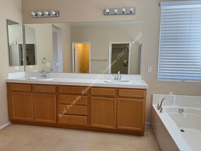 Building Photo - *** Please call us @ 661-266-1400 for information on availability, showings and applications proc...