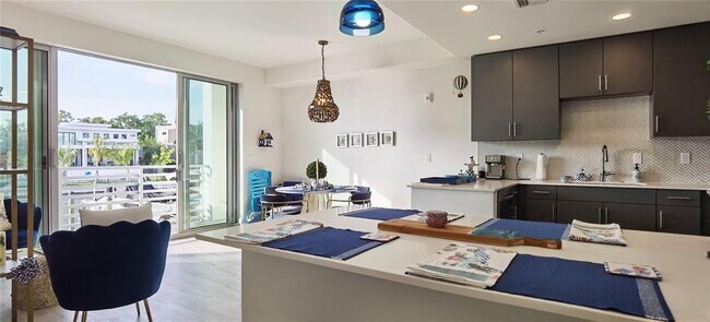 Building Photo - 1709 N Tamiami Trl