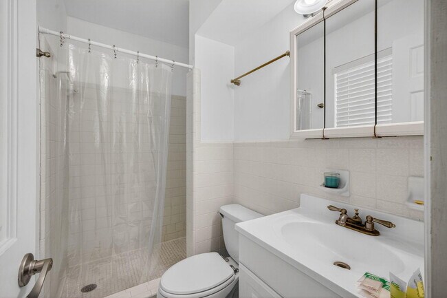 Building Photo - 2025 S Ocean Dr