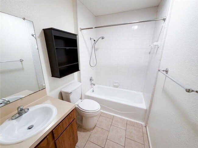Building Photo - 8811 Pineridge Dr