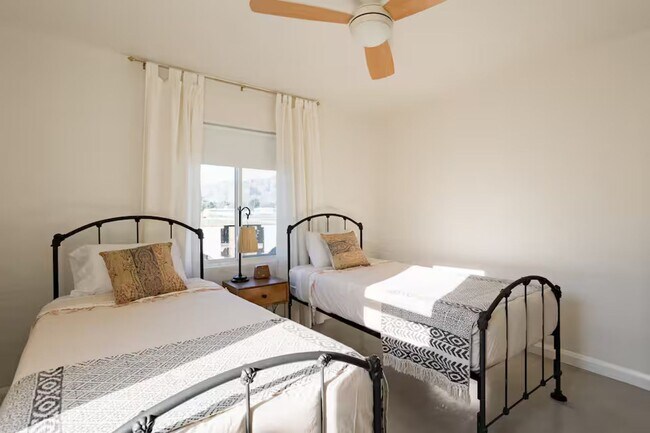 Building Photo - FARM VIEW BUNGALOW across from UofA Campus Farm! Available Today!