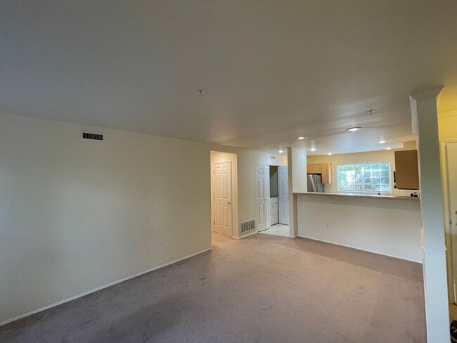 Building Photo - Sammamish - 3 BR, 2 BTH ground floor condo...