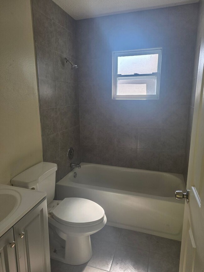Building Photo - 3/2 DUPLEX NEW REMODEL