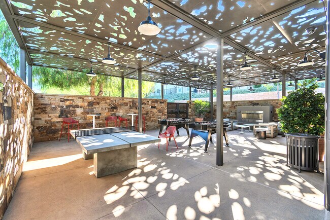 Building Photo - Light and bright 4 bedroom 3 bath beauty i...