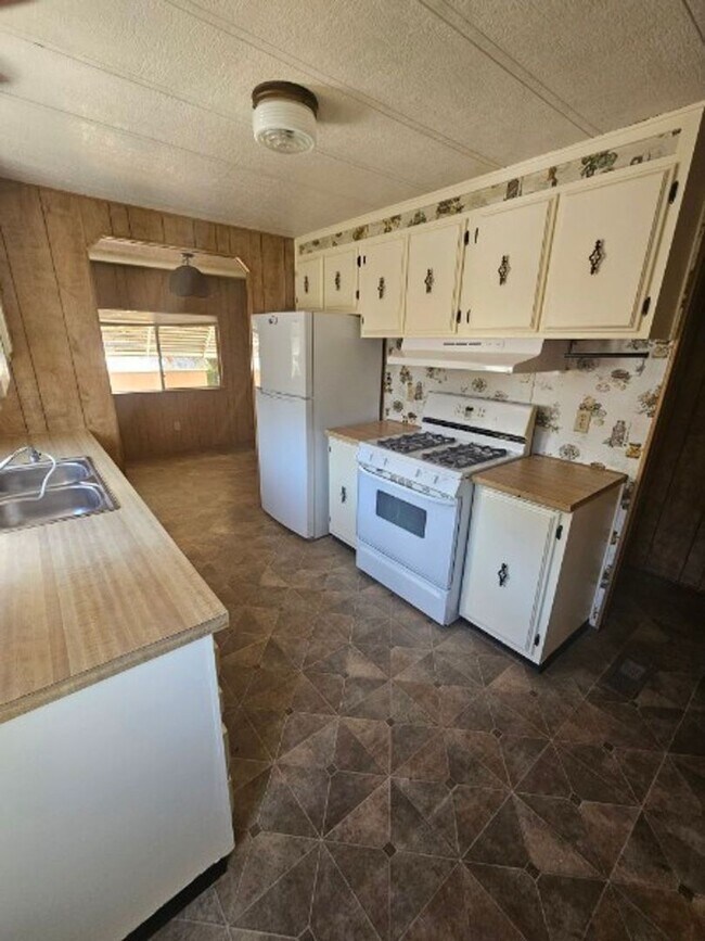Building Photo - 571 Clover Dr