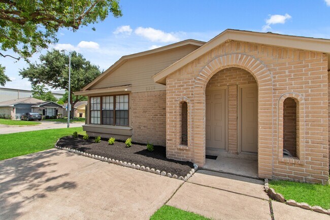Building Photo - 5218 Beaverbrook Dr