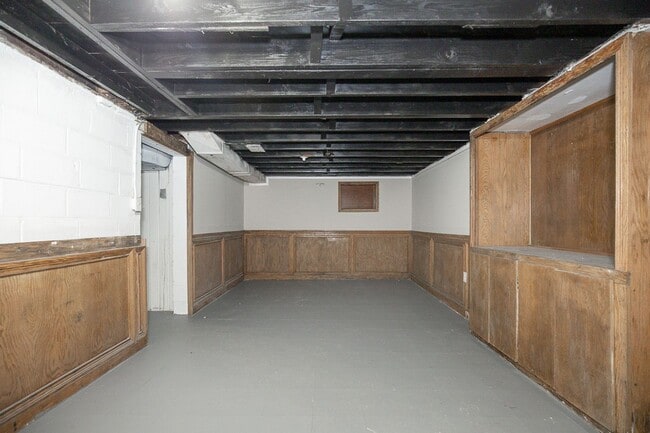 Building Photo - Spacious 3 bedroom/2 bath Cleveland Hts single family house!