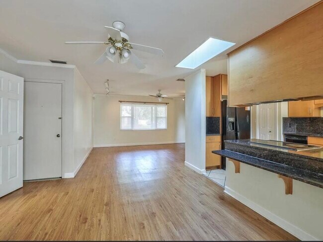 Building Photo - 2093 Greenwood Dr