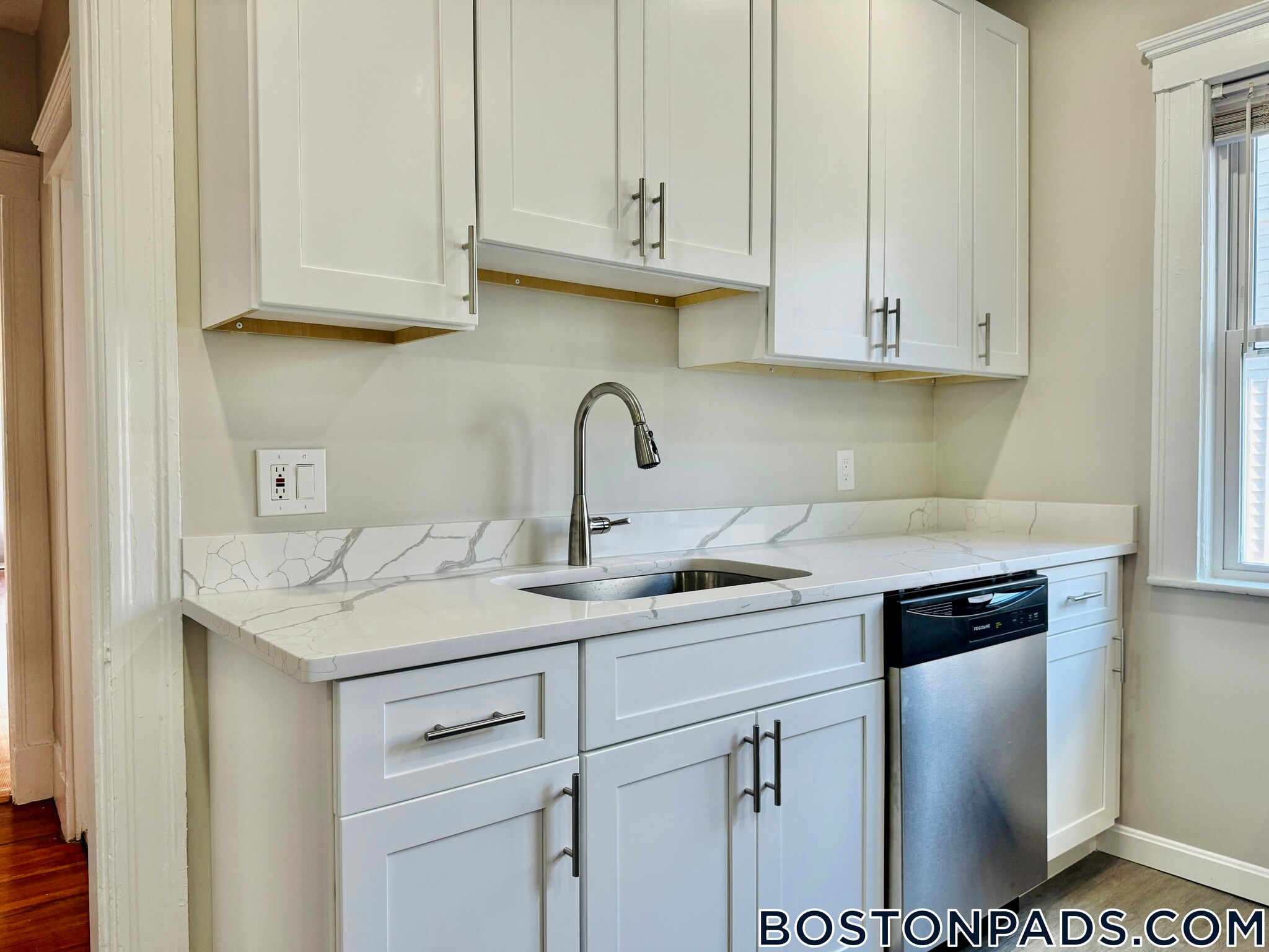 Building Photo - 45 Warner St