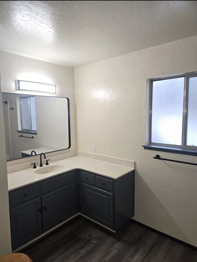 Building Photo - Great Location - Al Tahoe Home with Upgrades