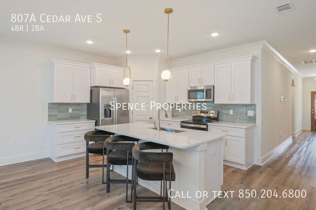 Building Photo - 807A Cedar Ave S