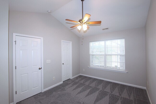 Building Photo - Great End Unit Townhome - FIRST MONTH'S RE...