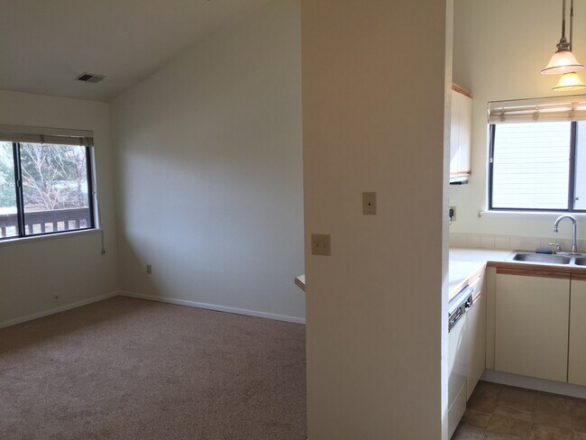 Building Photo - One Bedroom Top Floor Corner Unit Condo