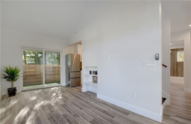Building Photo - East Austin 2 Bed 2 Bath