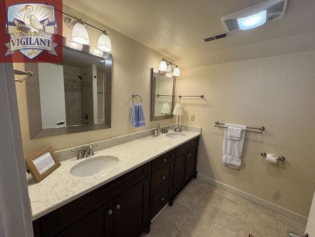 Building Photo - Amazing Furnished 4 bedroom home