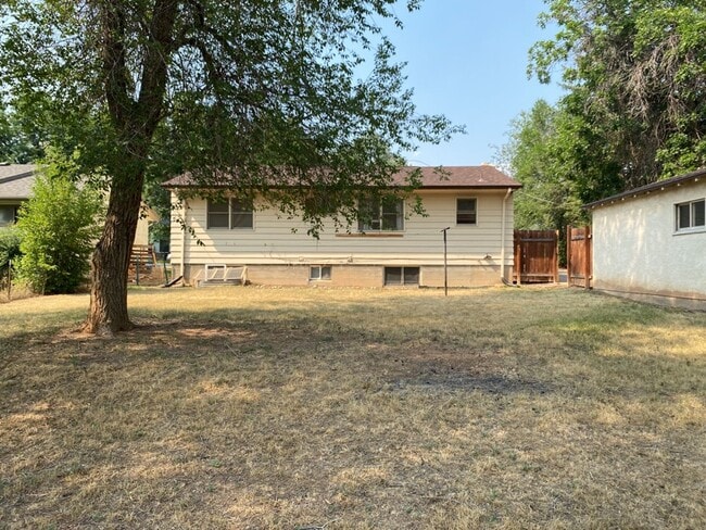 Building Photo - STUDENTS WELCOME! Ranch Home w/ Finished Basement, Fenced Yard and Two Kitchens