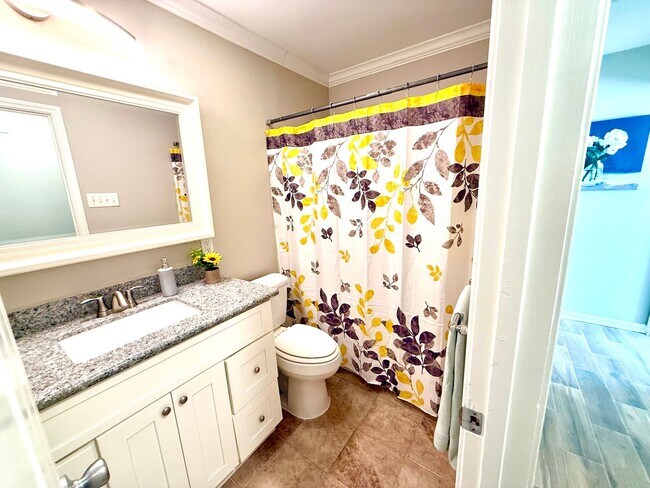 Building Photo - Stylish, Spacious & In a Prime Baton Rouge...