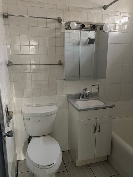 Building Photo - 4959 W Wrightwood Ave