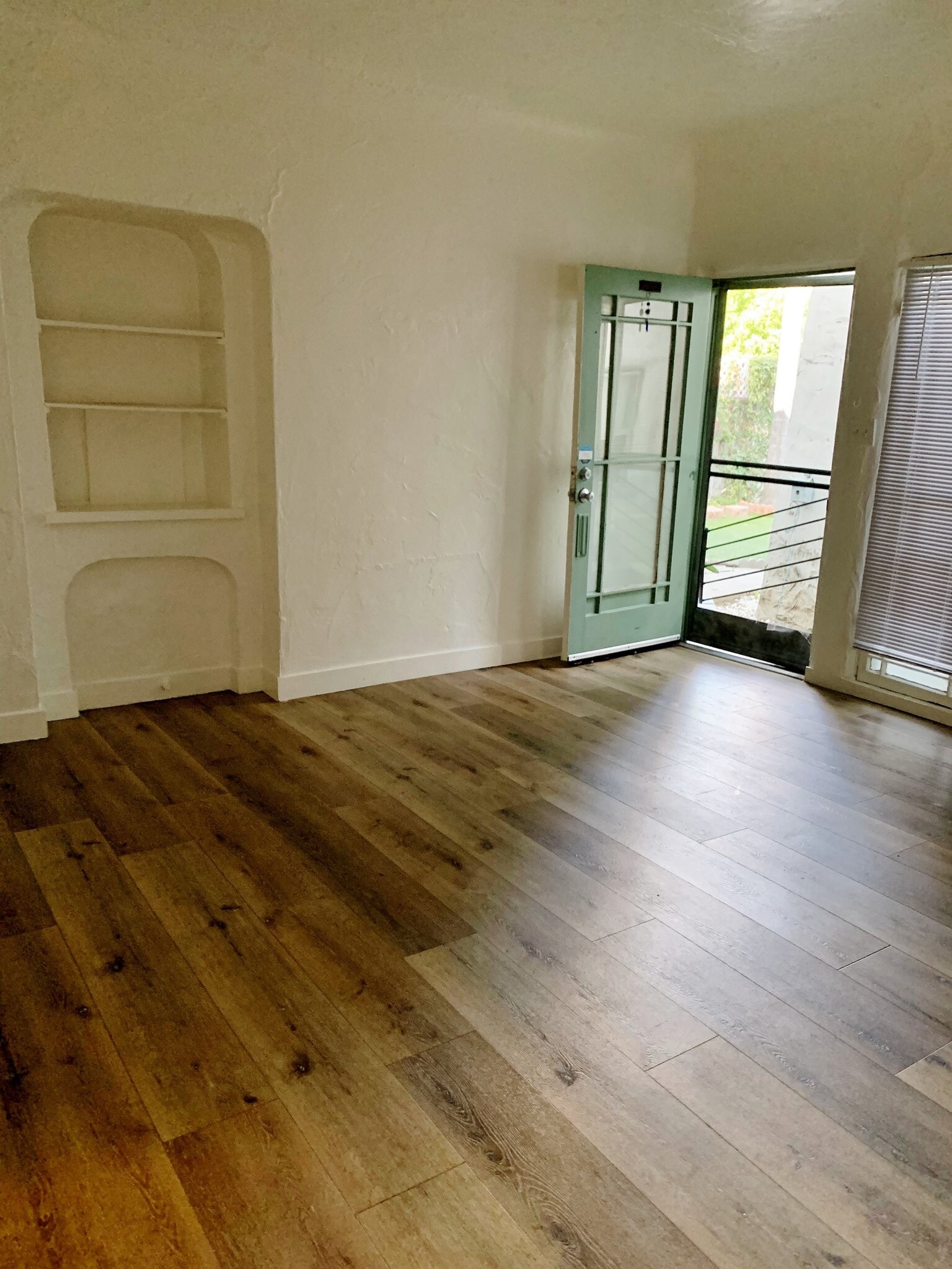 Building Photo - 806 N Poinsettia Pl