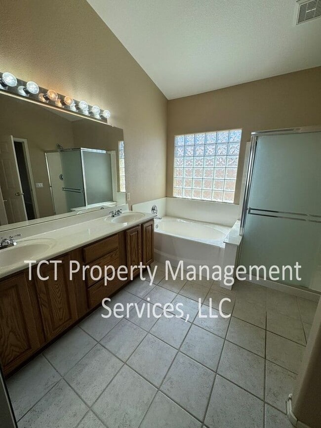 Building Photo - Beautiful 4 Bedroom Home with Private Pool